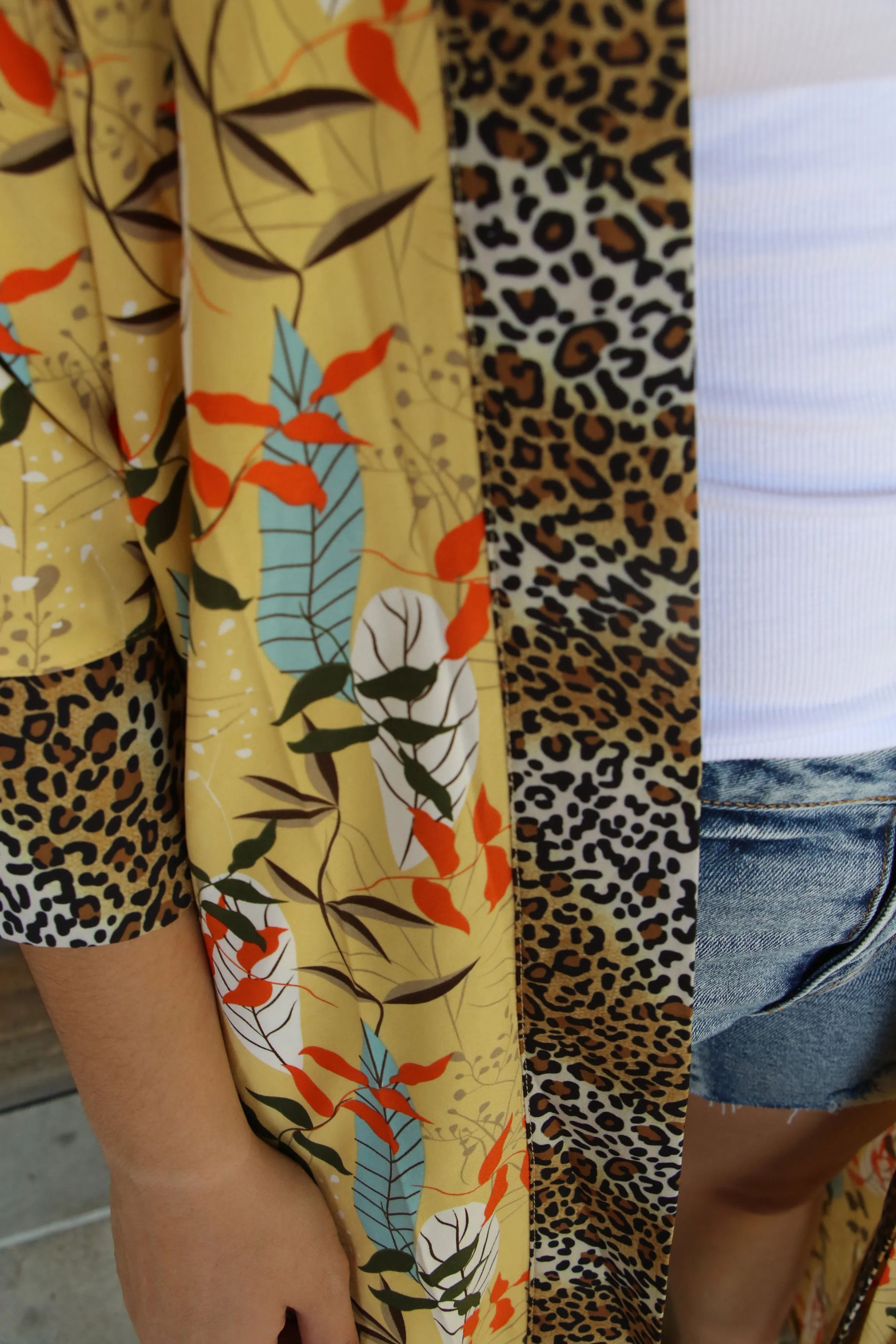 453 MAXI STYLE AND FLORAL PRINT DESIGN WITH ANIMAL PRINT CONTRAST KIMONO