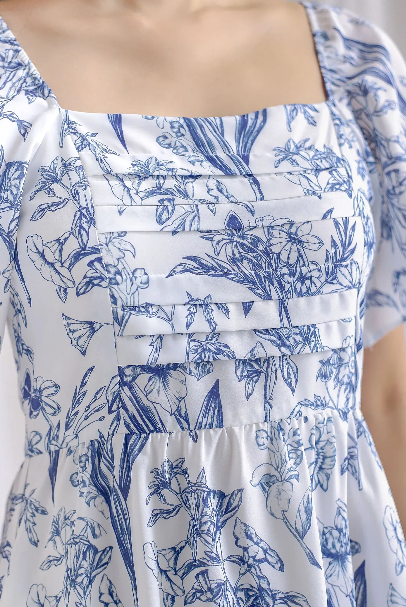 Bevelia Flutter Sleeve Pleated Maxi Dress In Navy Porcelain