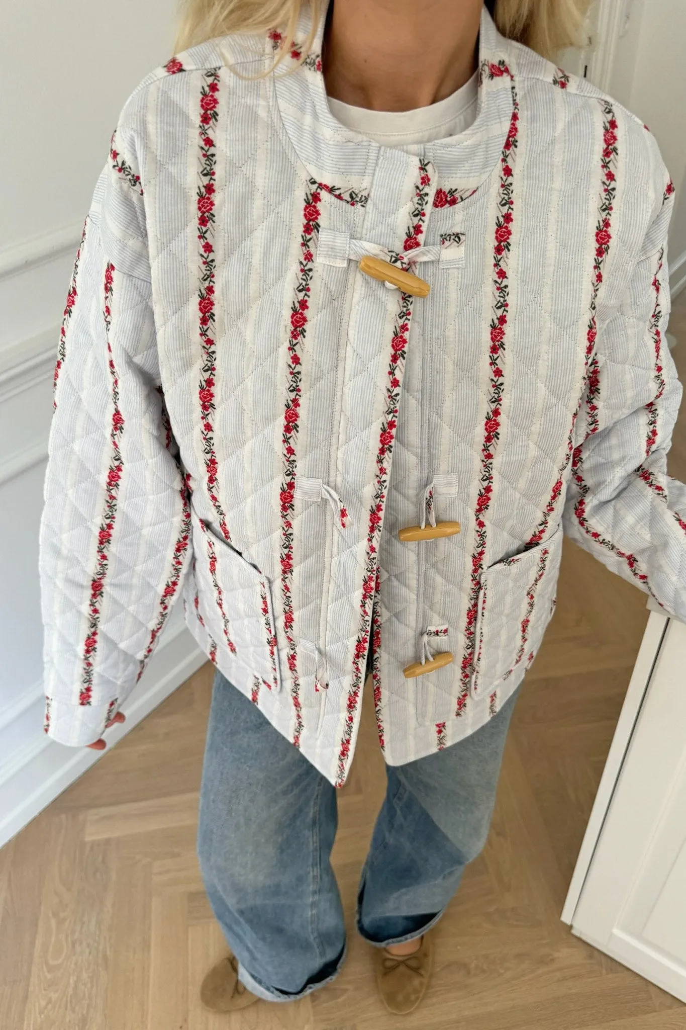 EmmaIC Quilted Jakke - Blå Rød Blomster Striber