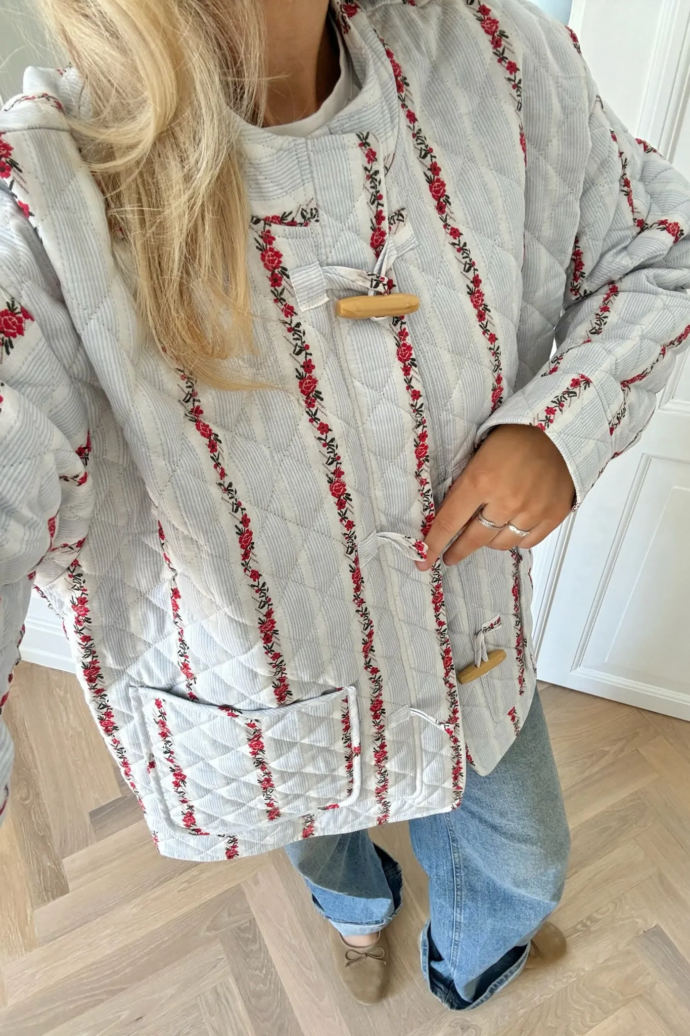 EmmaIC Quilted Jakke - Blå Rød Blomster Striber