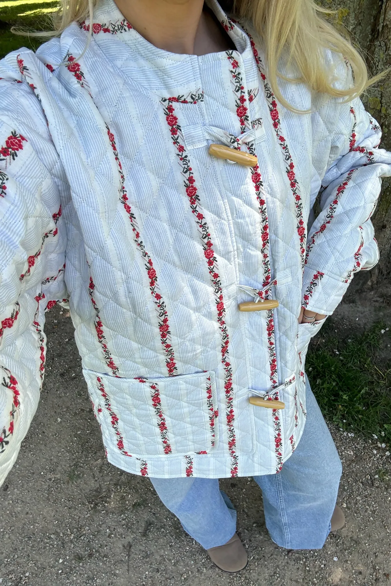 EmmaIC Quilted Jakke - Blå Rød Blomster Striber