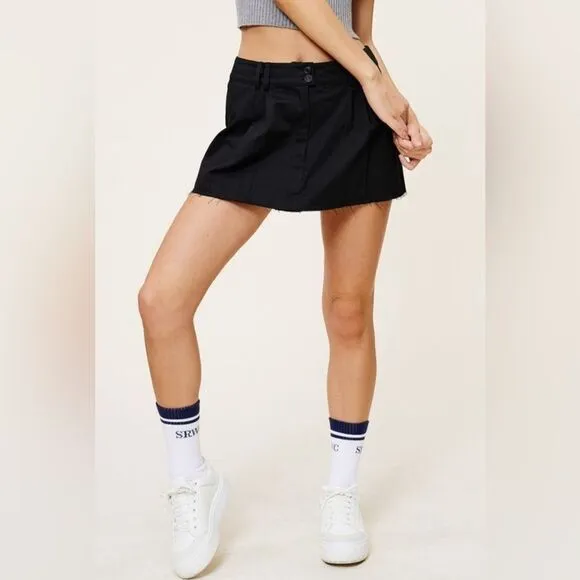 MIDI-RISE COTTON BLACK MINI SKIRT WITH RAW EDGE