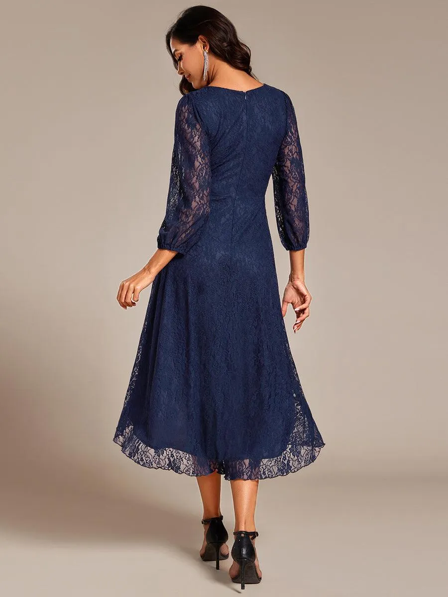 Robe de mariée mi-longue élégante en dentelle à manches longues et coupe trapèze