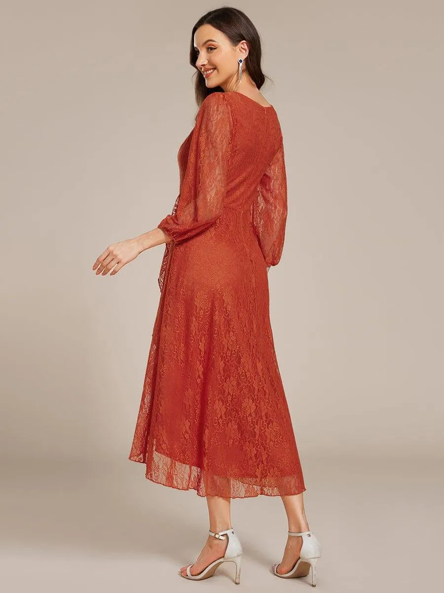 Robe de mariée mi-longue élégante en dentelle à manches longues et coupe trapèze