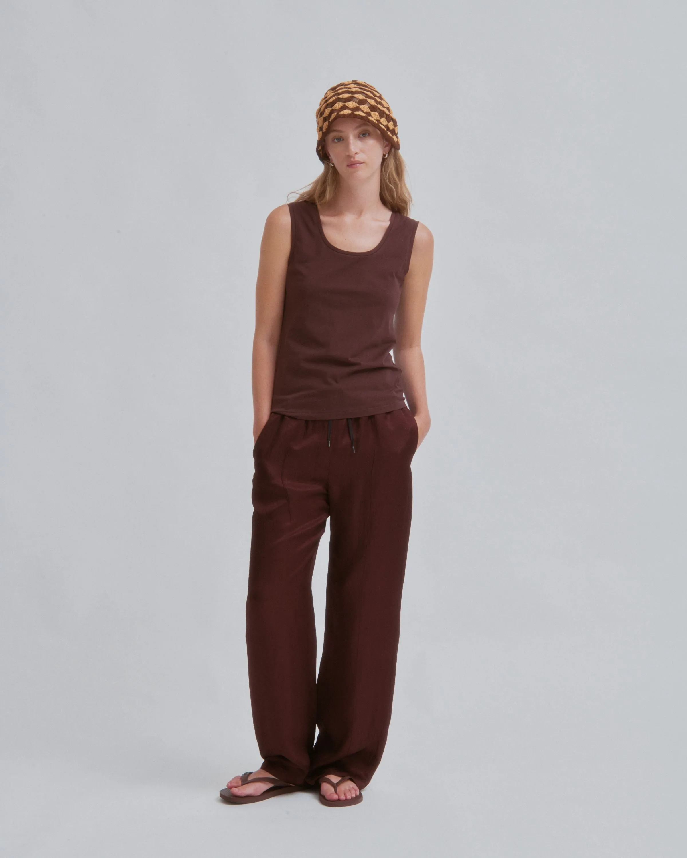 U-NECK JERSEY TANK IN BROWN