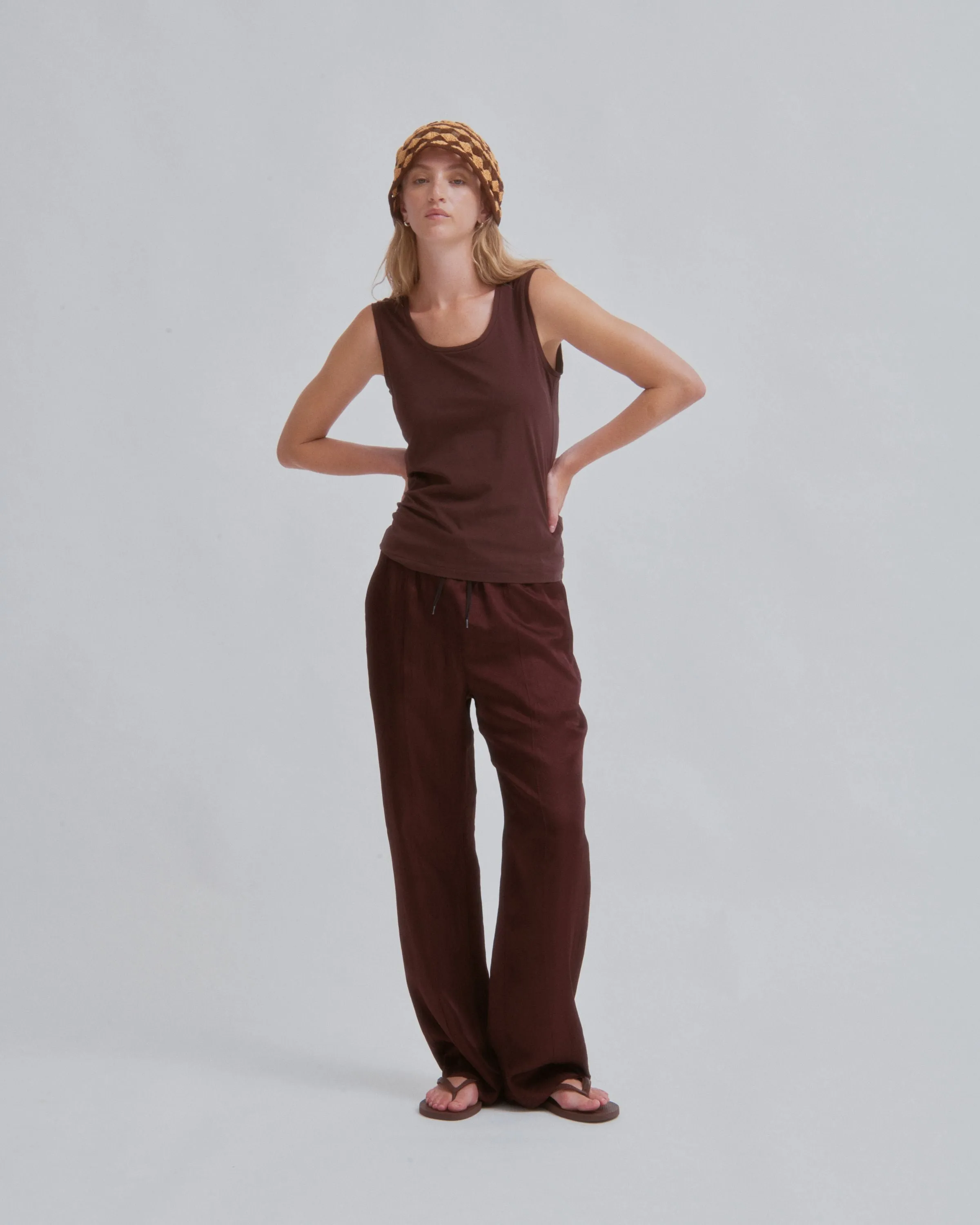 U-NECK JERSEY TANK IN BROWN